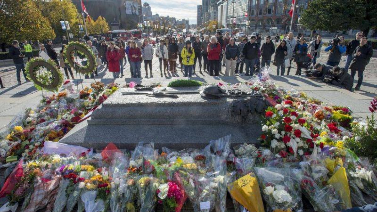 Flores y silencio frente a la tumba del soldado desconocido de Ottawa, asesinado por un yihadista.-Foto: AP / JUSTIN TANG