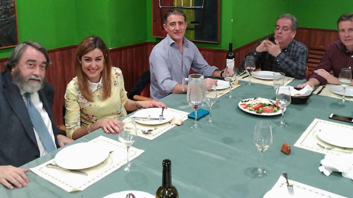 El director de ELMUNDO, Pedro G. Cuartango, ayer en Bilbao junto a la alcaldesa de Miranda, Aitana Hernando, y el portavoz popular, Borja Suárez (derecha).-ECB
