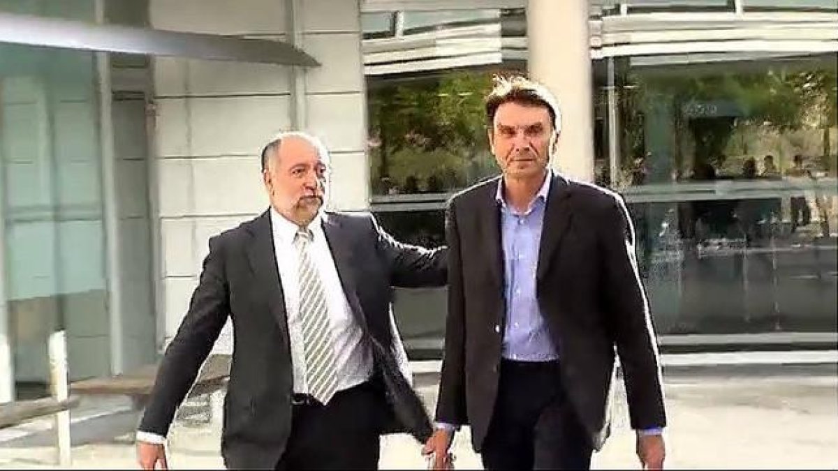 Josep Antoni Rosell, derecha, sale de los juzgados de El Vendrell, tras ser puesto en libertad.-ATLAS