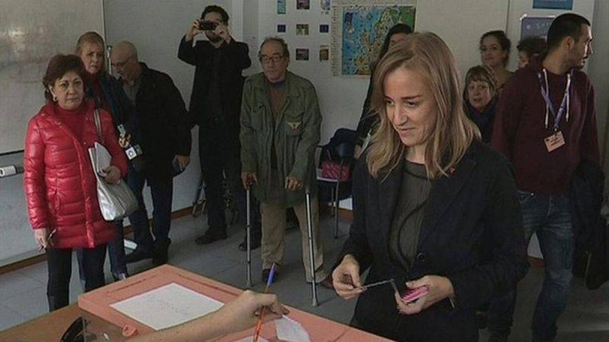 Tania Sánchez vota, este domingo, 30 de noviembre, en las primarias de IU en Madrid.-Foto: EFE