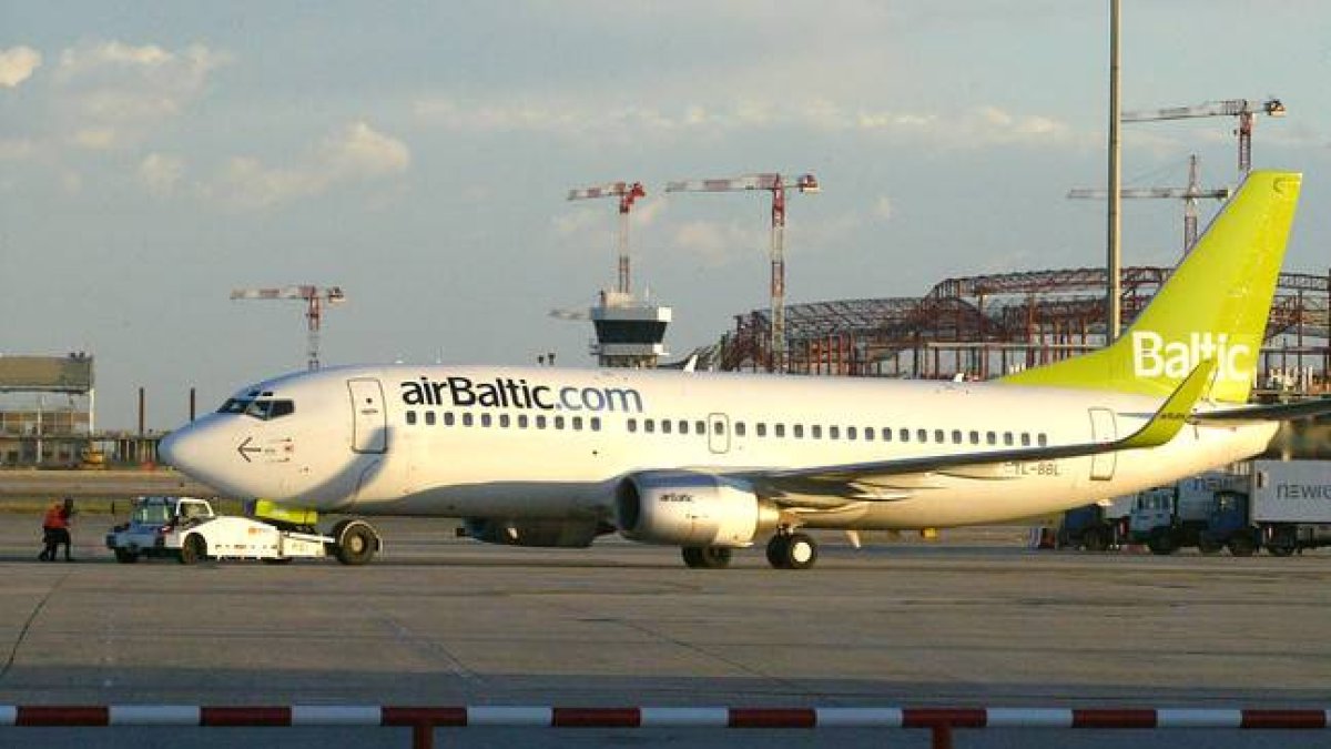 Un avión de la aerolinea Air Baltic, en el aeropuerto de El Prat, en el 2007.-Foto: ELISENDA PONS