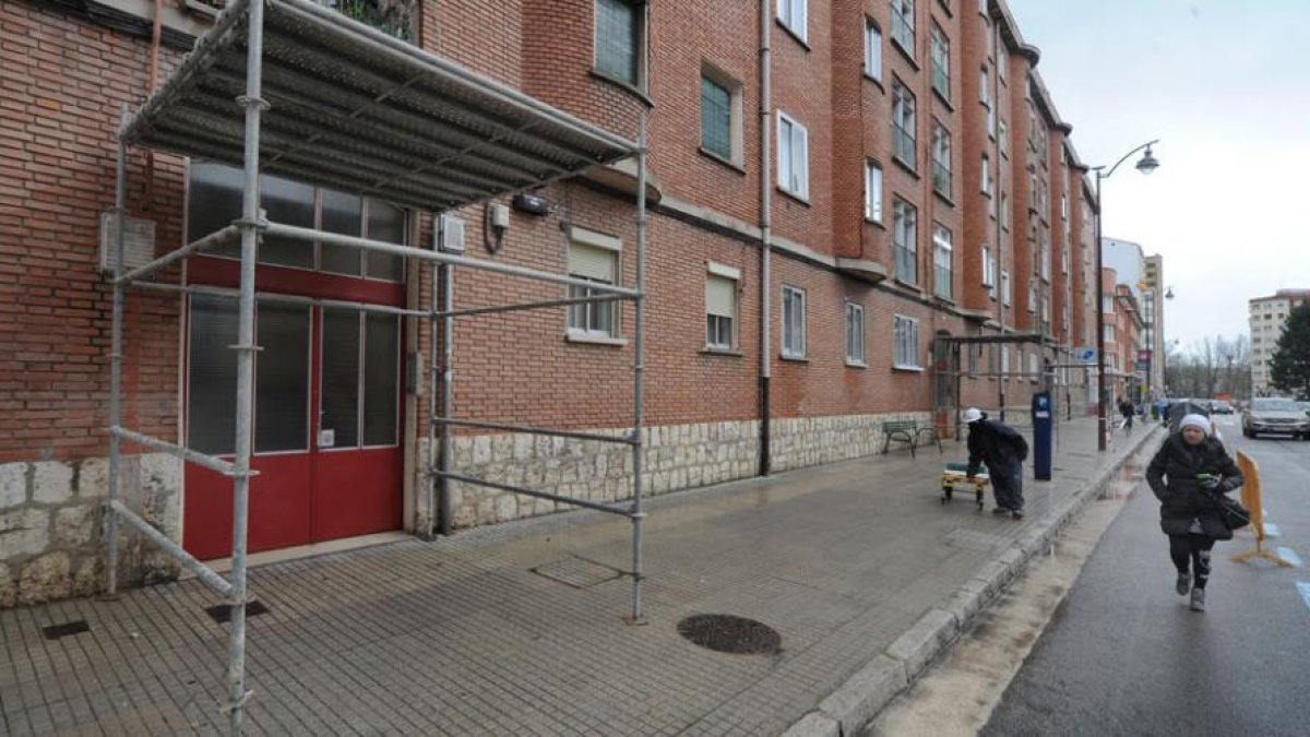 Cada portal amaneció ayer con un andamio ya que se están iniciando los trabajos en las cornisas.-ISRAEL L. MURILLO