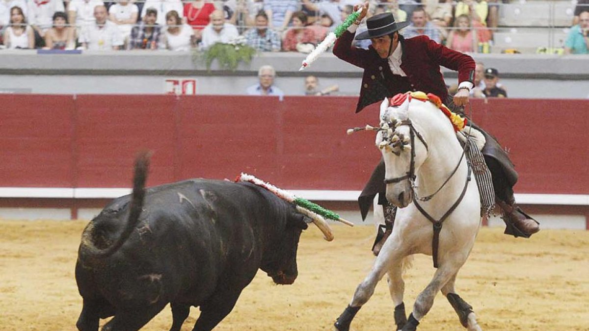El rejoneador de carcedo, Óscar Borjas, en una de las corridas que ha protagonizado.-ECB