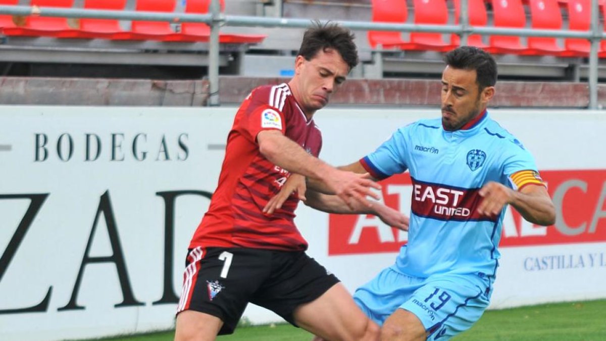Guarrotxena protege un balón ante el acoso de un jugador del Levante en el último duelo liguero-Jose Esteban Egurrola