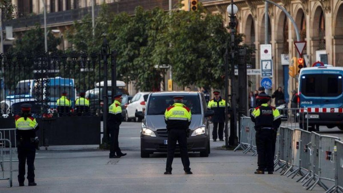 Agentes de los Mossos controlan los accesos al Parlament de Cataluña.-QUIQUE GARCIA (EFE)