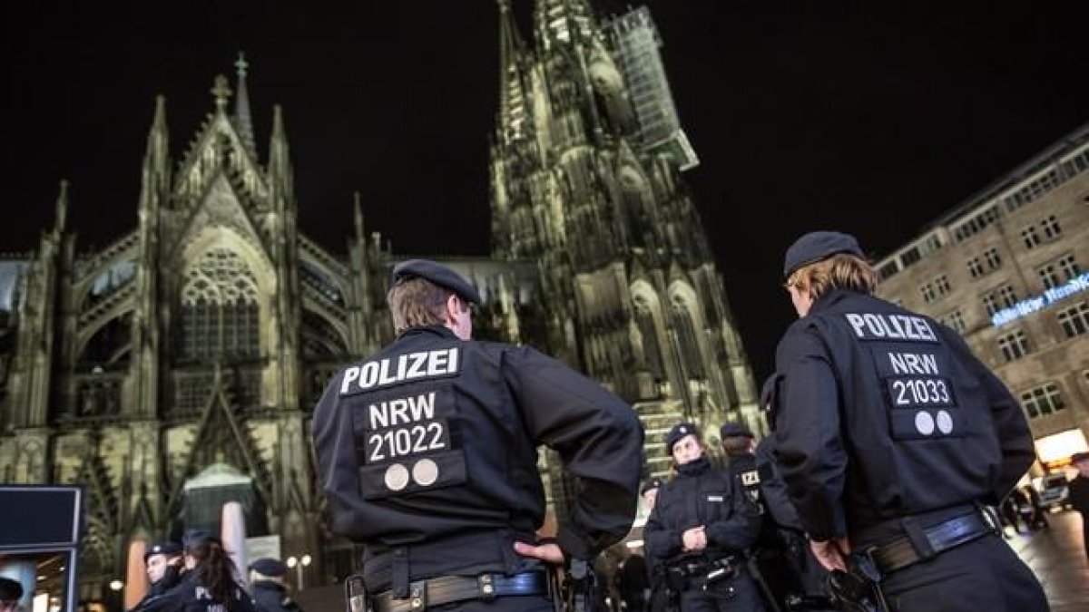Policías ante la catedral de Colonia.-EFE / MAJA HITIJ
