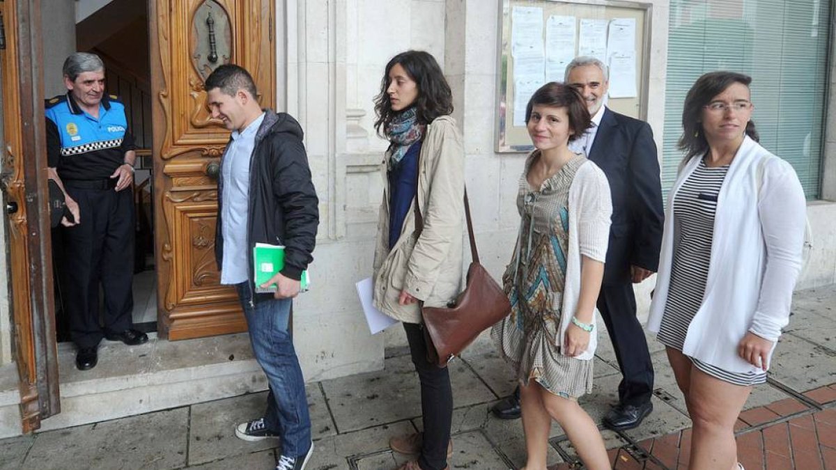 Raúl Salinero, Blanca Guinea, Eva de Ara, Marco Antonio Manjón y Sara Hojas, cinco de los seis concejales de Imagina Burgos.-ISRAEL L. MURILLO