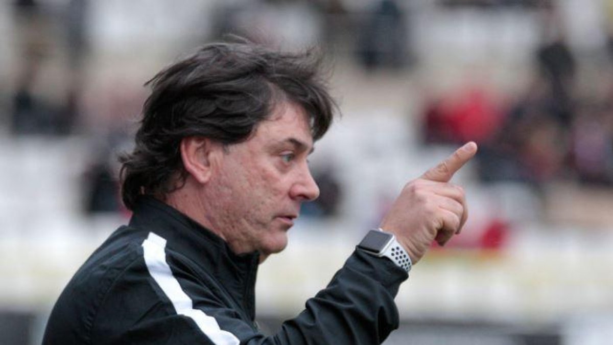 Alejandro Menéndez en el banquillo de El Plantío durante el partido ante el Mirandés.-SANTI OTERO
