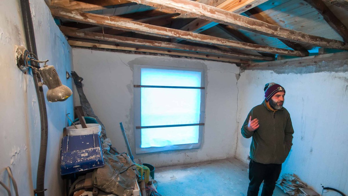 Rubén Fuentes en una de las estancias donde conviven vigas antiguas y nuevas. TOMÁS ALONSO