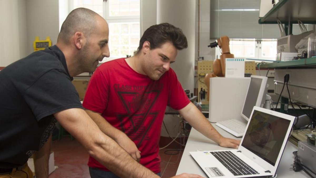 Roberto José García y Juan Carlos Arenal en las instalaciones de la Escuela Politécnica Superior de Zamora-M. DENEIVA