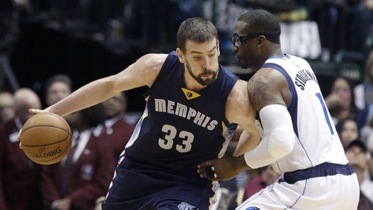 Marc Gasol contra Amare Stoudemire durante la segunda mitad del partido.-Foto: AP