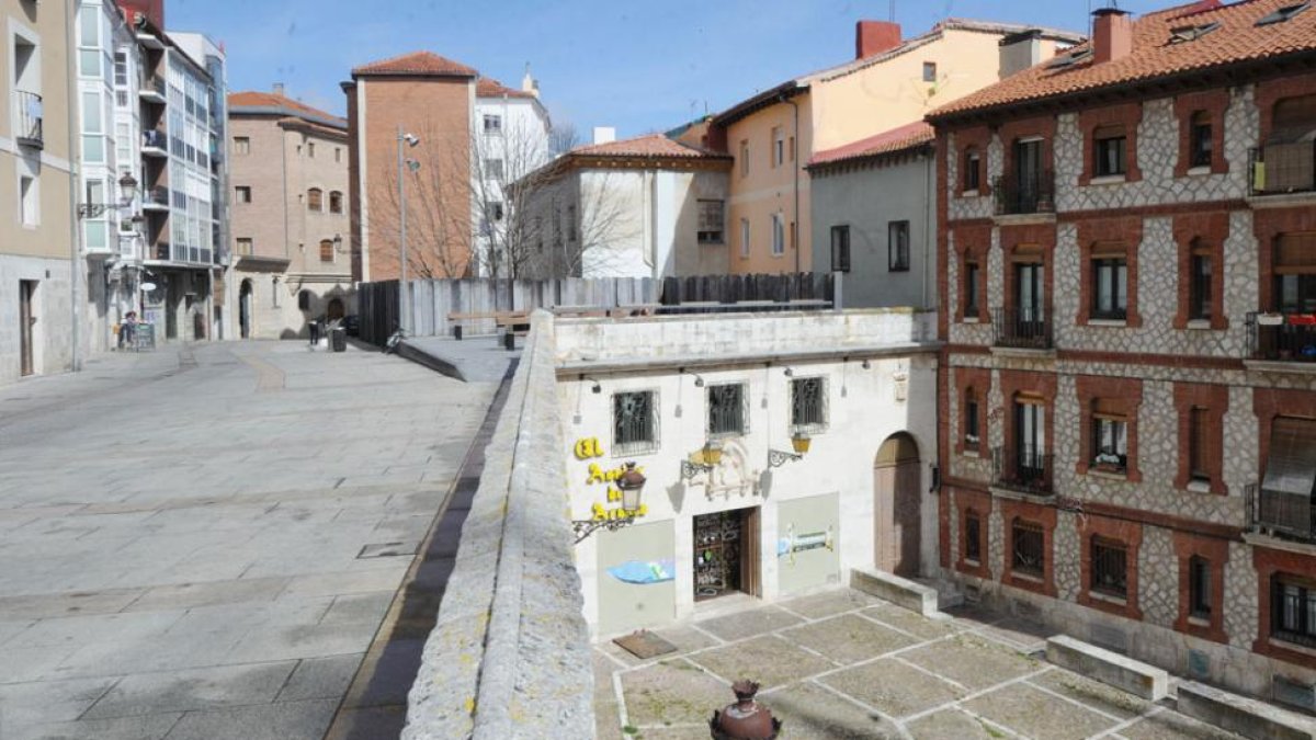 Vista del viejo edificio del Asador de Aranda, donde se ha proyectado el Cidiano, y encima, el mirador.-ISRAEL L. MURILLO