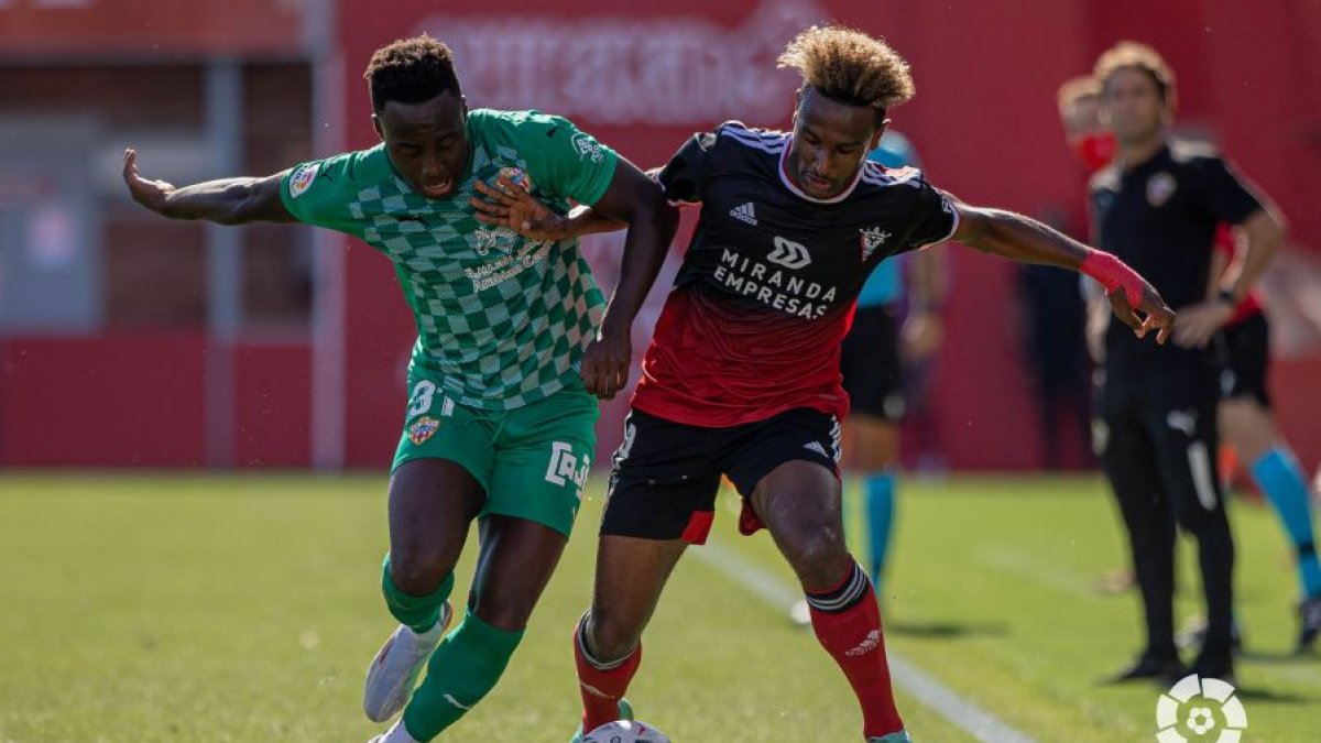 Hassan pugna con un rival. LALIGA