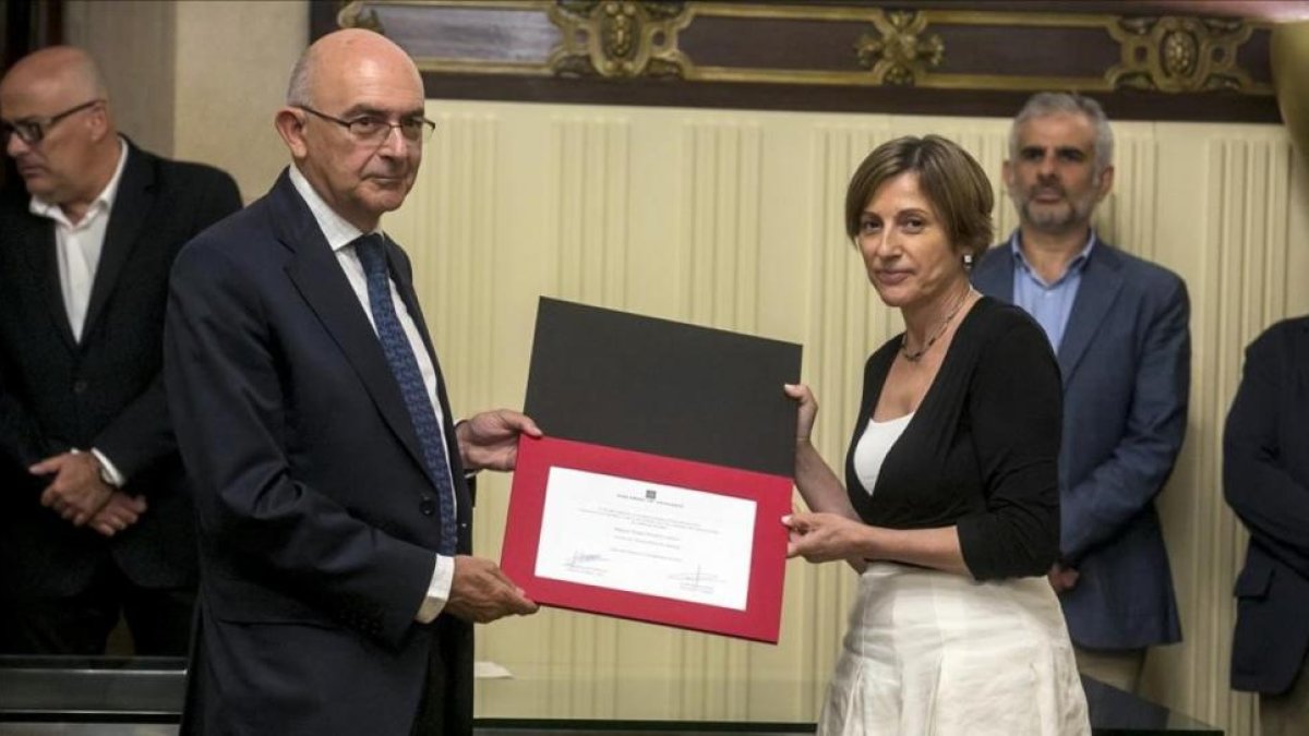 El director de la Oficina Antifraude, Miguel Ángel Gimeno, y la presidenta del Parlament, Carme Forcadell.-JOAN PUIG