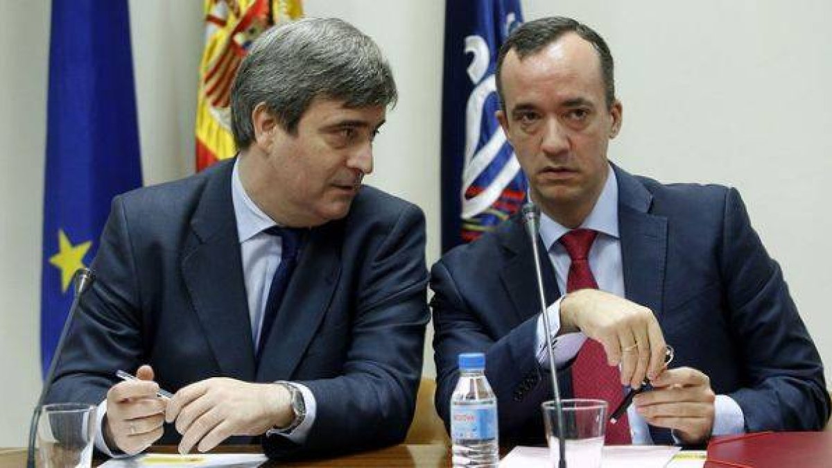 El presidente del CSD, Miguel Cardenal (izquierda). y el secretario de Estado de Seguridad, Francisco Martínez, antes de comenzar la reunión de la Comisión Antiviolencia.-Foto: JUAN MANUEL PRATS
