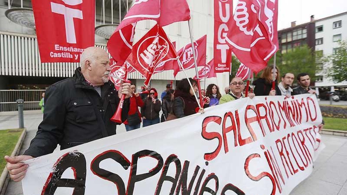 Concentración de delegados sindicales frente a los juzgados.-RAÚL G. OCHOA