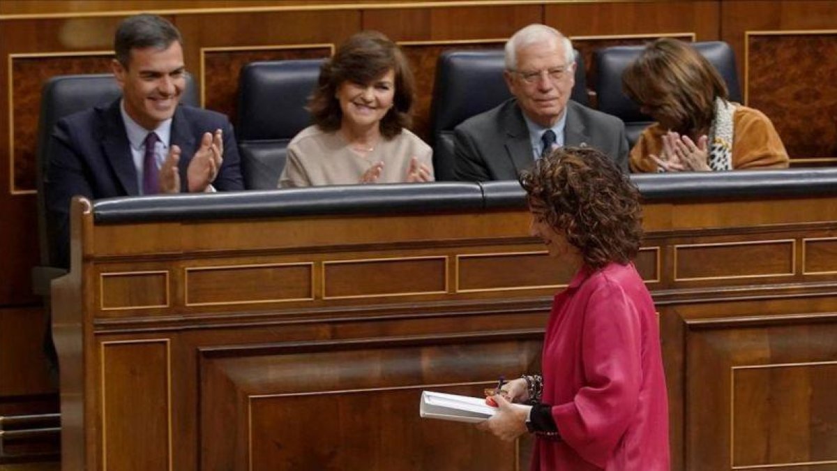 La ministra de Hacienda, María Jesús Montero, pasa ante la bancada del Gobierno en el debate de Presupuestos.-JOSÉ LUIS ROCA