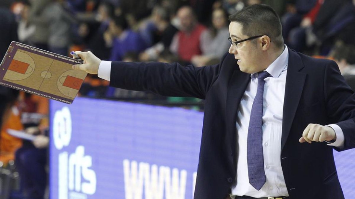 Epi realiza una indicación a sus jugadores durante un partido reciente.-SANTI OTERO