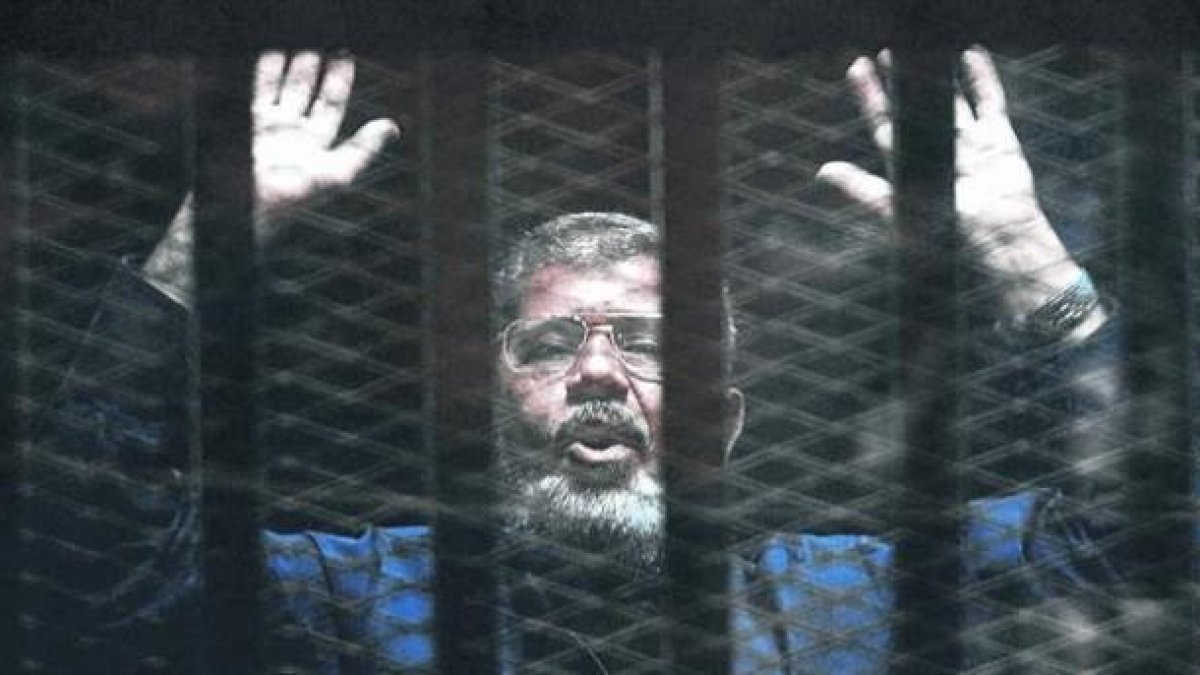 El expresidente Mohamed Mursi escuchó la sentencia dentro de una jaula en un tribunal de El Cairo, ayer.-EFE
