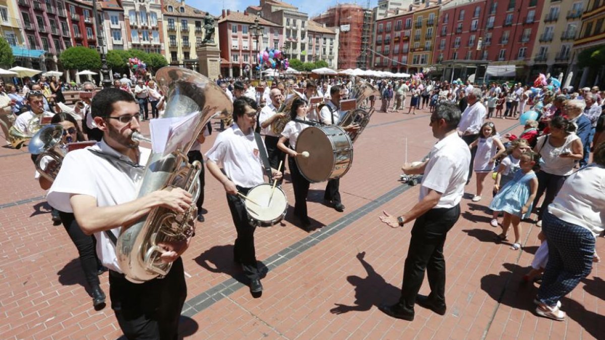 La Banda Ciudad de Burgos recorrió el centro histórico para festejar con los burgaleses sus 25 años.-Raúl Ochoa