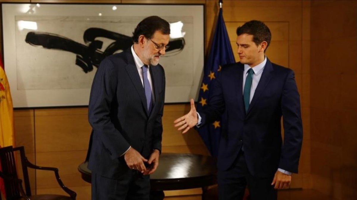 Rajoy y Rivera, al inicio de la reunión que mantuvieron el pasado 3 de agosto en el Congreso.-AGUSTÍN CATALÁN