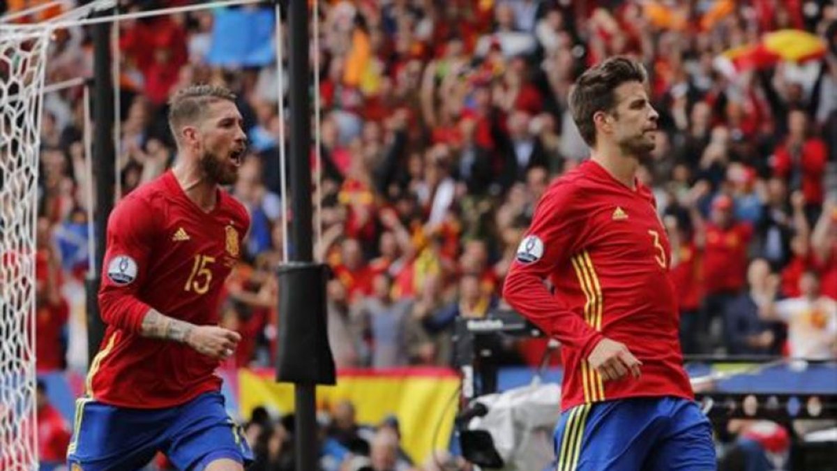 Sergio Ramos y Gerard Piqué, en un partido de la pasada Eurocopa-EFE / JUANJO MARTÍN