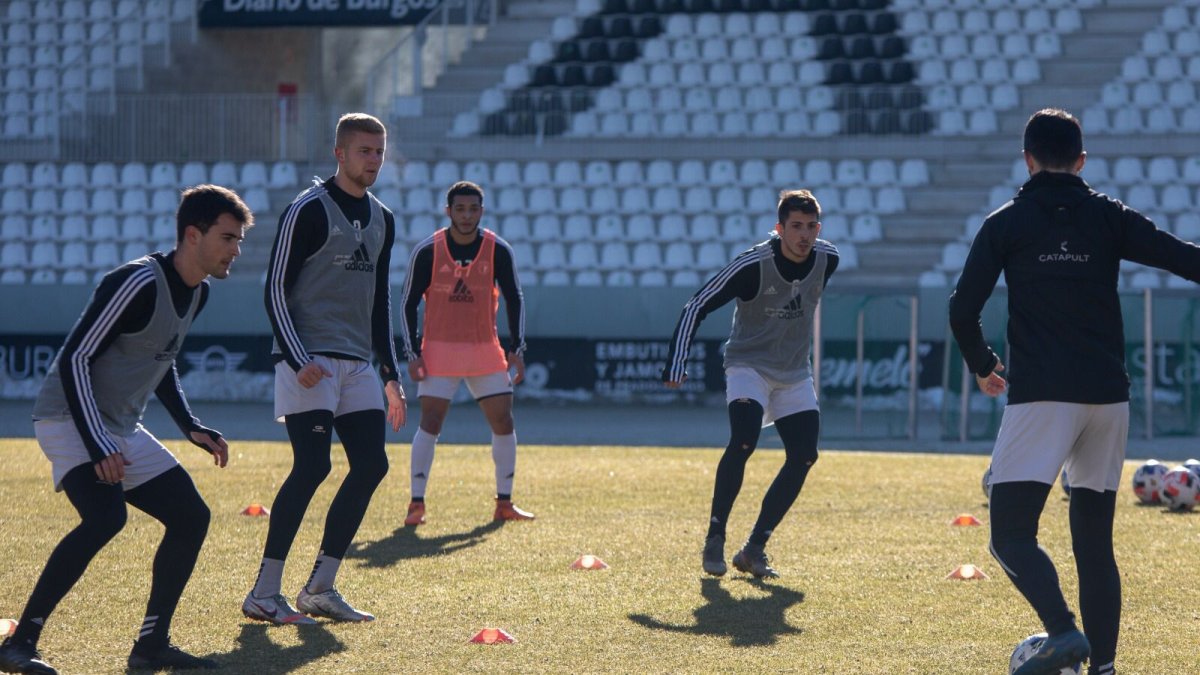 La plantilla del Burgos CF realizó ayer en El Plantío su primera sesión de trabajo de la semana. BURGOS CF