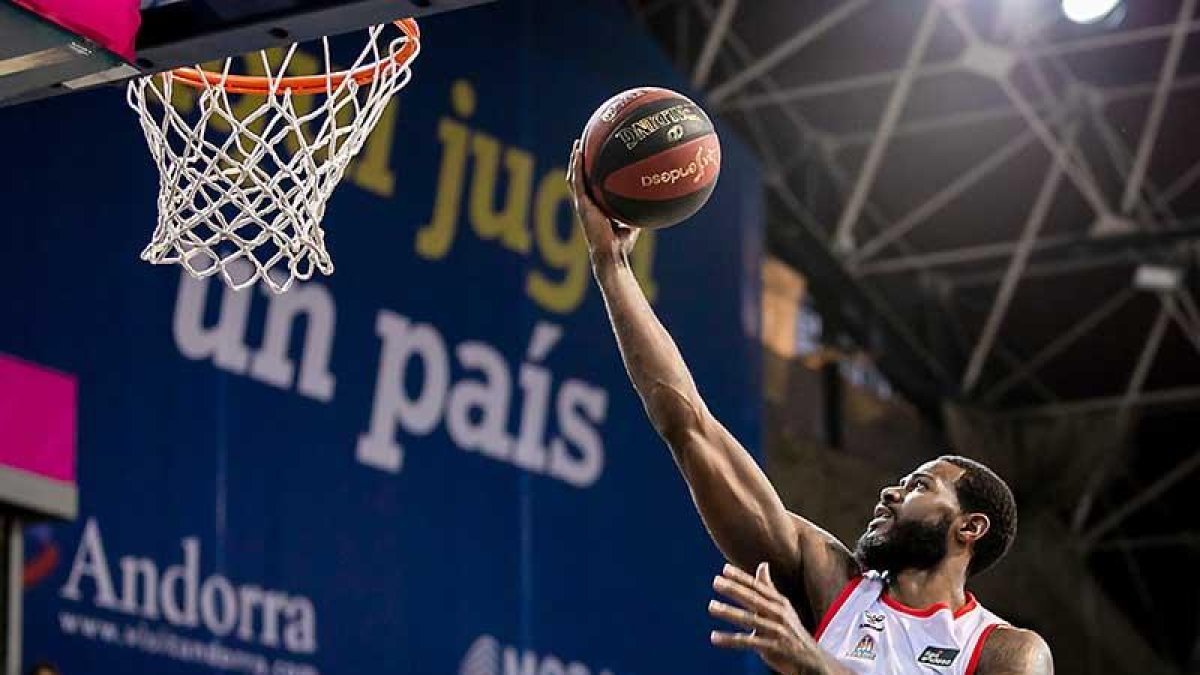 Clark realiza una bandeja en el choque de ayer ante Andorra.-ACB PHOTO / ALBERT MARTÍN