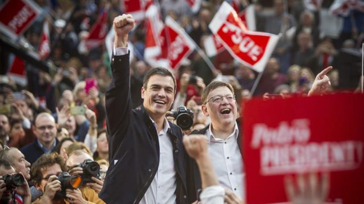 Pedro Sánchez, candidato del PSOE a la presidencia del Gobierno, con Ximo Puig, presidente de la Comunidad Valenciana y secretario general del PSPV-PSOE, en el mítin celebrado en Valencia, este domingo.-MIGUEL LORENZO
