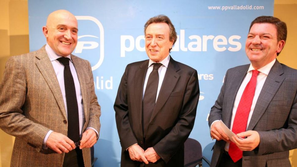 Jesús Julio Carnero, José Antonio de Santiago-Juárez y Luis Miguel González Gago en el espacio Abierto del PP de Valladolid para debatir sobre infraestructuras-Ical