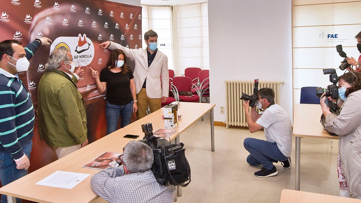 Los productores presentaron ayer el nuevo sello con el cual ya puede encontrarse la IGP Morcilla de Burgos. I. L. M