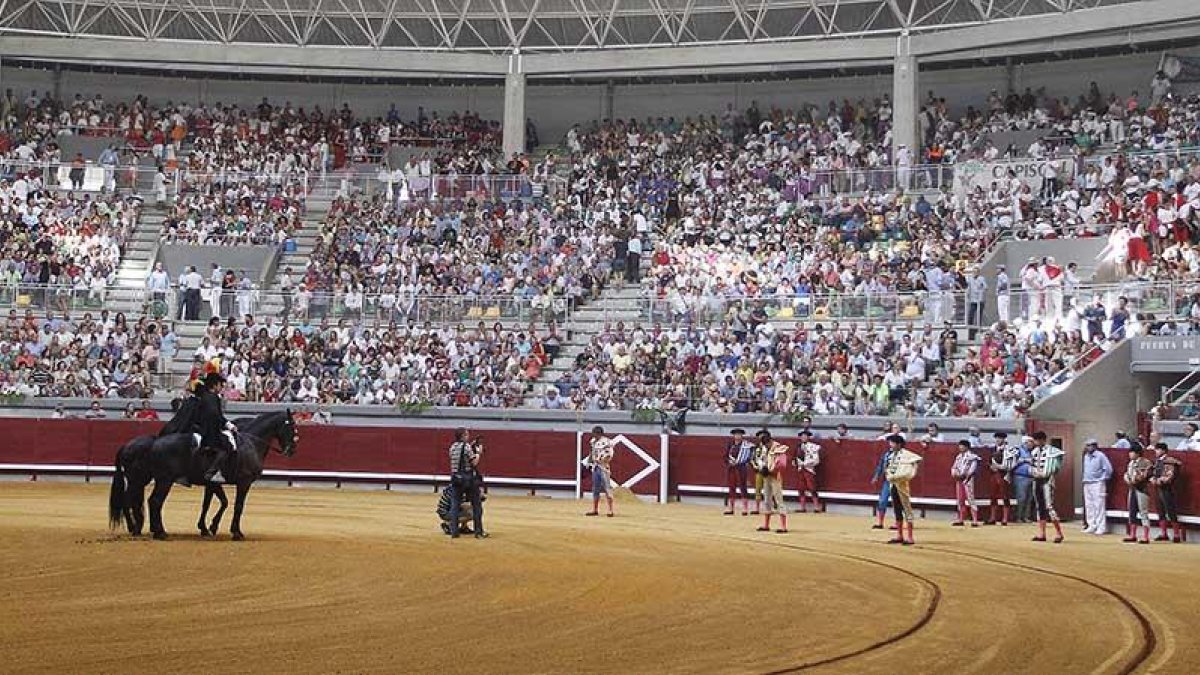 Uno de los paseíllos de la pasada feria taurina en el Coliseum de Burgos.-ECB