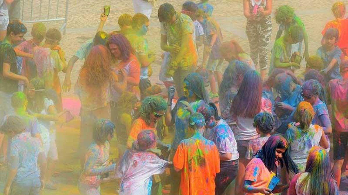 La fiesta holy es uno de los actos festivos más populares, y contó sobre todo con la participación de los más jóvenes.-ECB