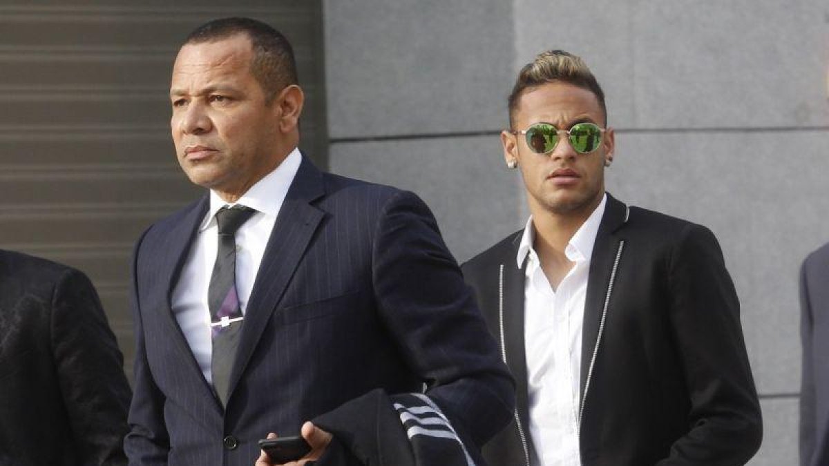 Neymar y su padre, en febrero del 2016, a su llegada a la Audiencia Nacional.-AGUSTIN CATALAN