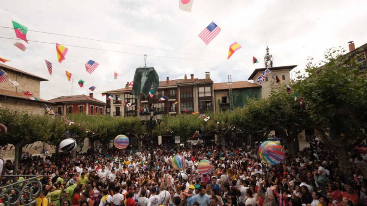 Los peñistas briviescanos recibían con entusiasmo la llegada de sus colores de fiesta.-G. G.