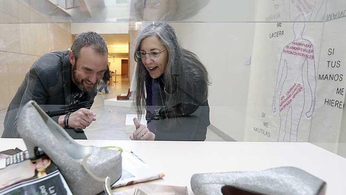 Sara Tapia muestra una de las piezas en una vitrina.-RAÚL OCHOA