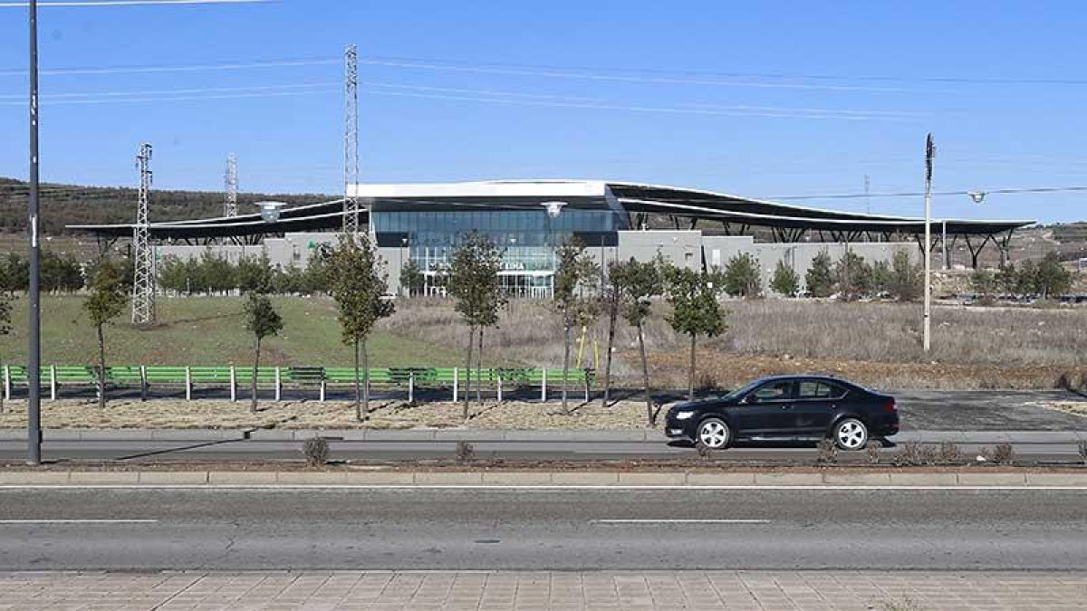 Imagen de la parcela junto a la estacion de trenes en la que se ubicaría la dotación.-RAÚL G. OCHOA