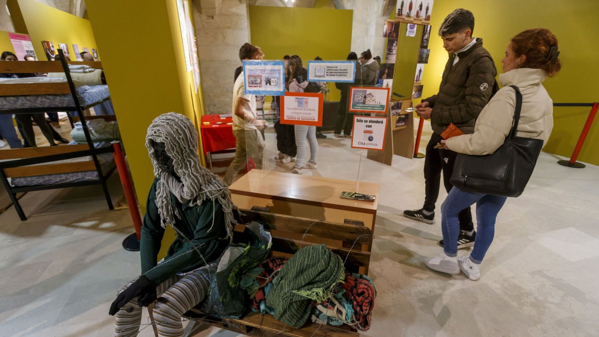 Seis salas recrean un pequeño museo que denuncia la vulnerabilidad de las personas sin hogar, pero también sus ilusiones y esperanzas. A través de 21 piezas, todas ellas creadas por personas sin hogar, se recorre su realidad. FOTOS: SANTI OTERO.