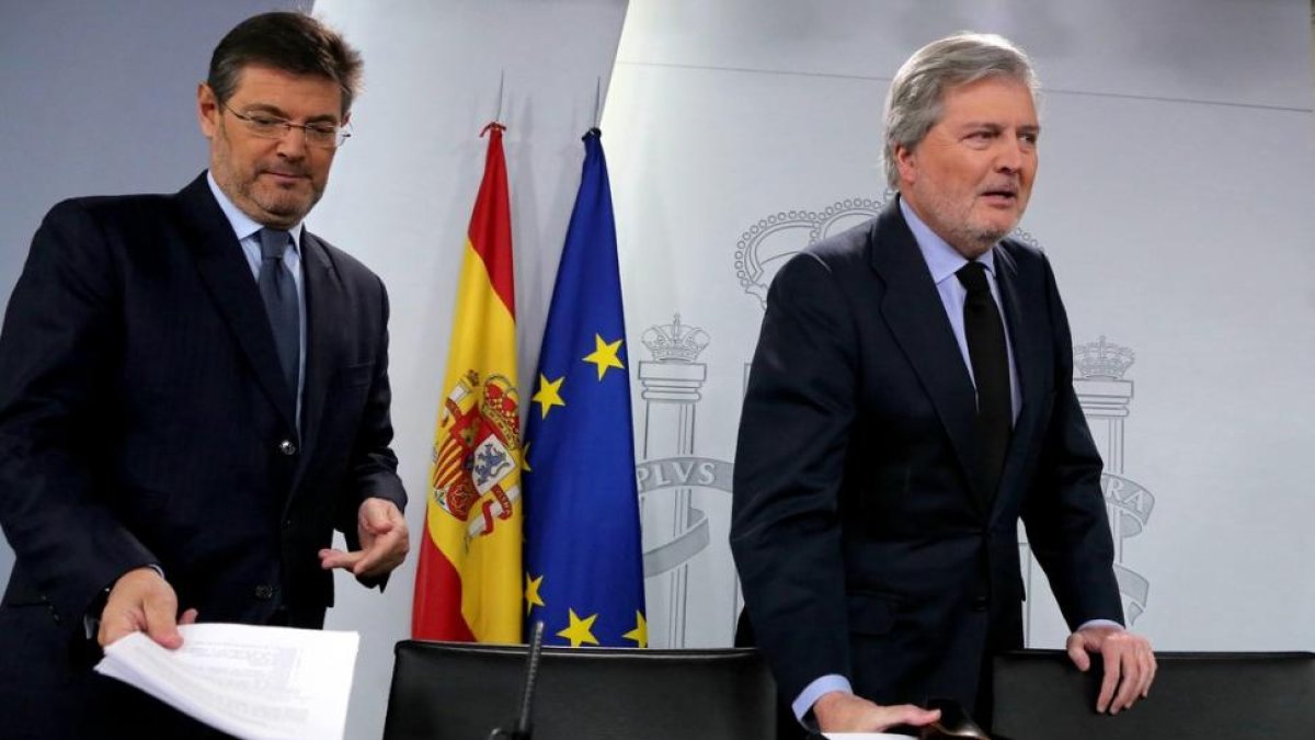 El ministro de Justicia, Rafael Catalá, y el ministro portavoz, Íñigo Méndez de Vigo, antes de iniciar la rueda de prensa posterior al Consejo de Ministros.-JUAN MANUEL PRATS