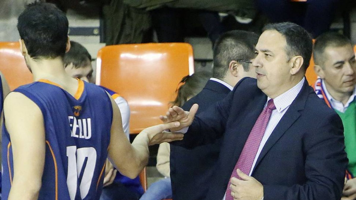 Casadevall felicita a Feliu durante el partido de ayer.-RAÚL OCHOA