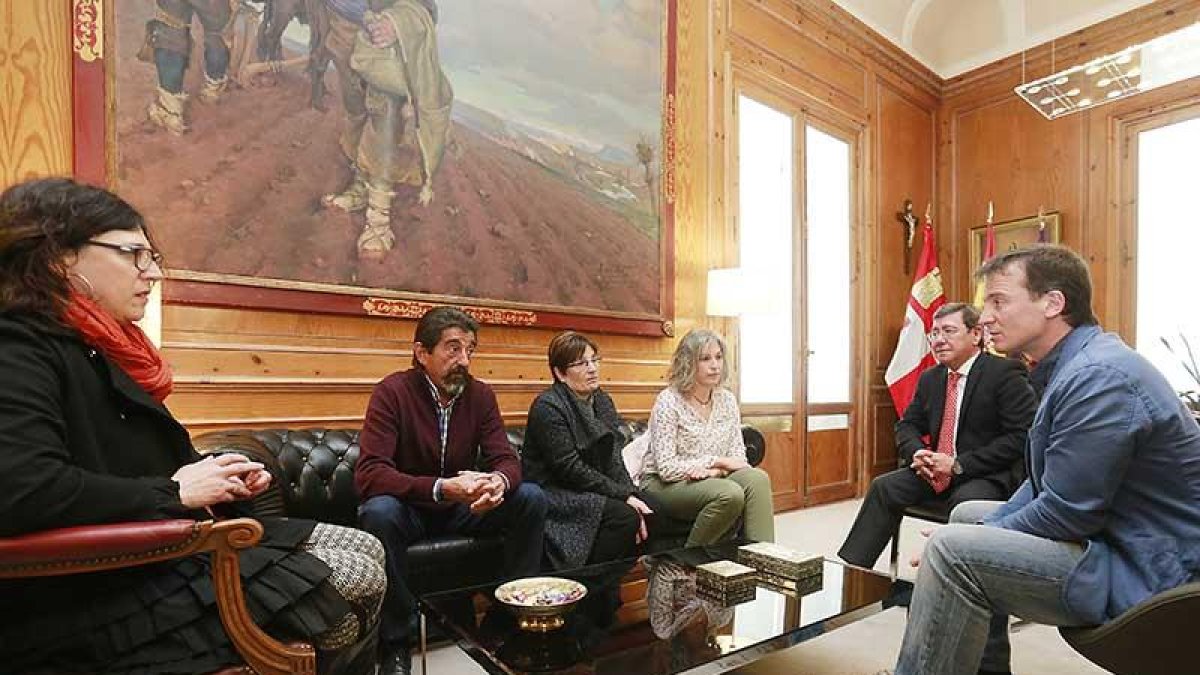 Representantes de Treviño con portavoces del PP provincial el pasado mes de abril en la Diputación.-RAÚL G. OCHOA