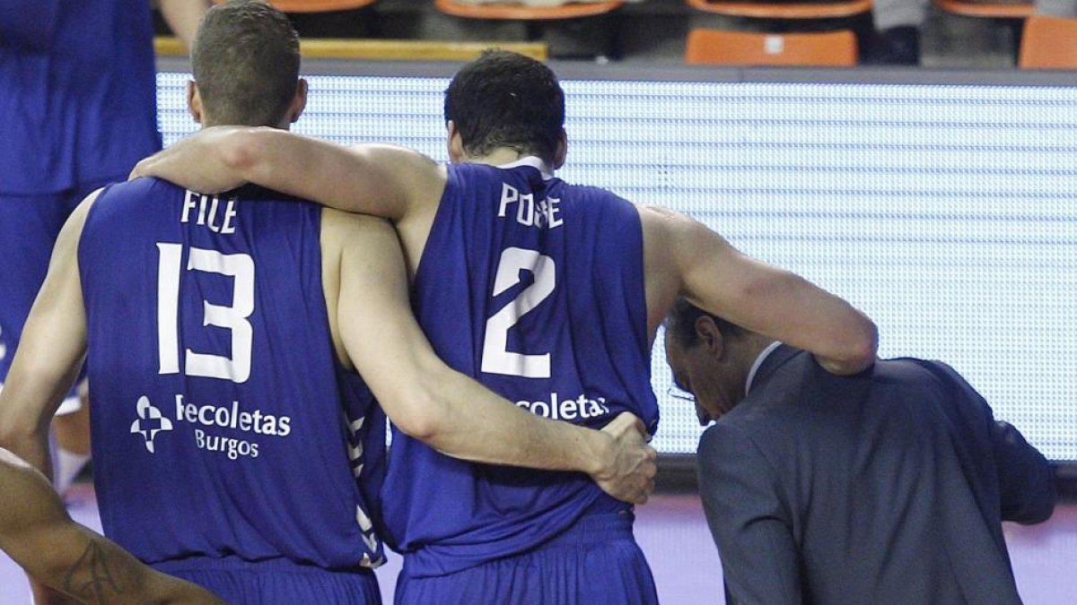 Poske abandona la cancha el pasado viernes ayudado por Toncinic y el doctor Ruiz.-SANTI OTERO