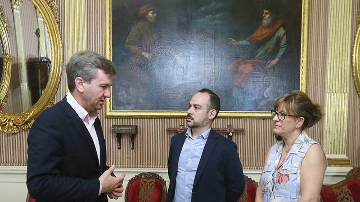 Lacalle con dos miembros del grupo en el Ayuntamiento.-RAÚL G. OCHOA