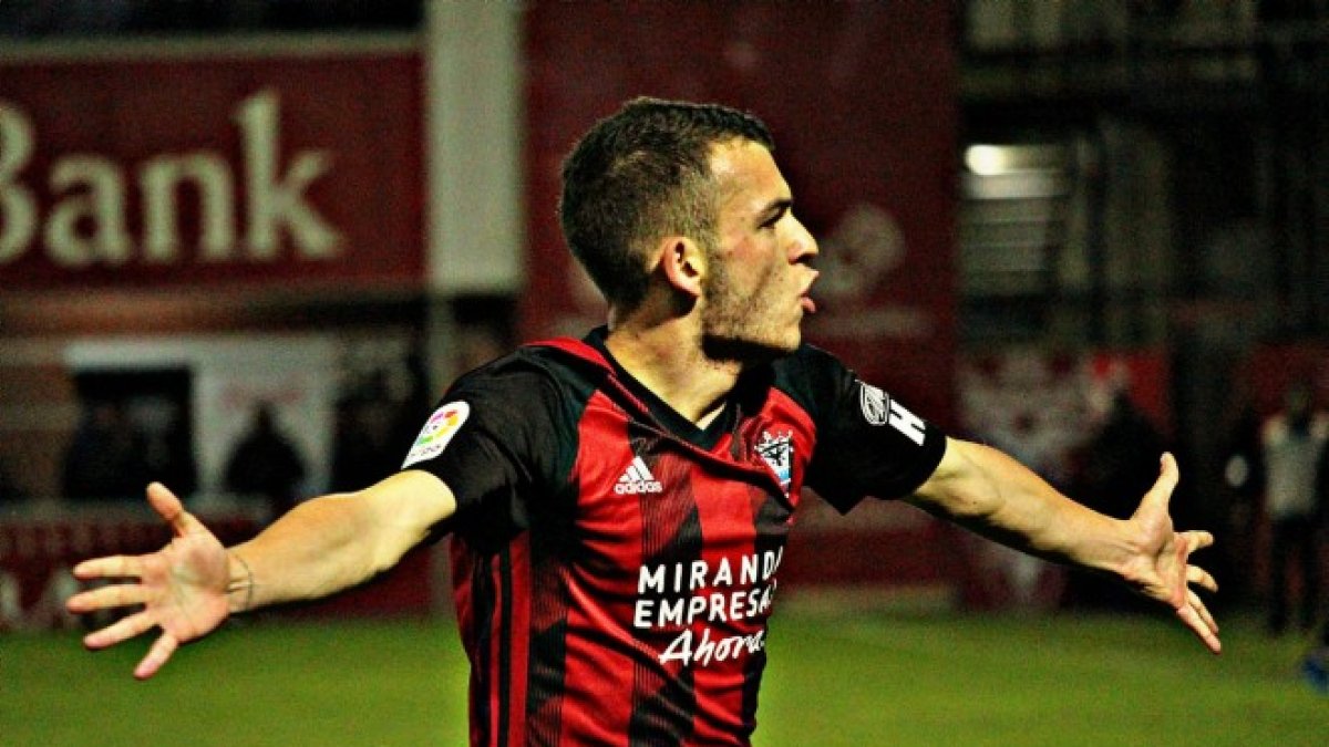 Iñigo Vicente celebra un gol en su primera etapa en el club. CD MIRANDÉS