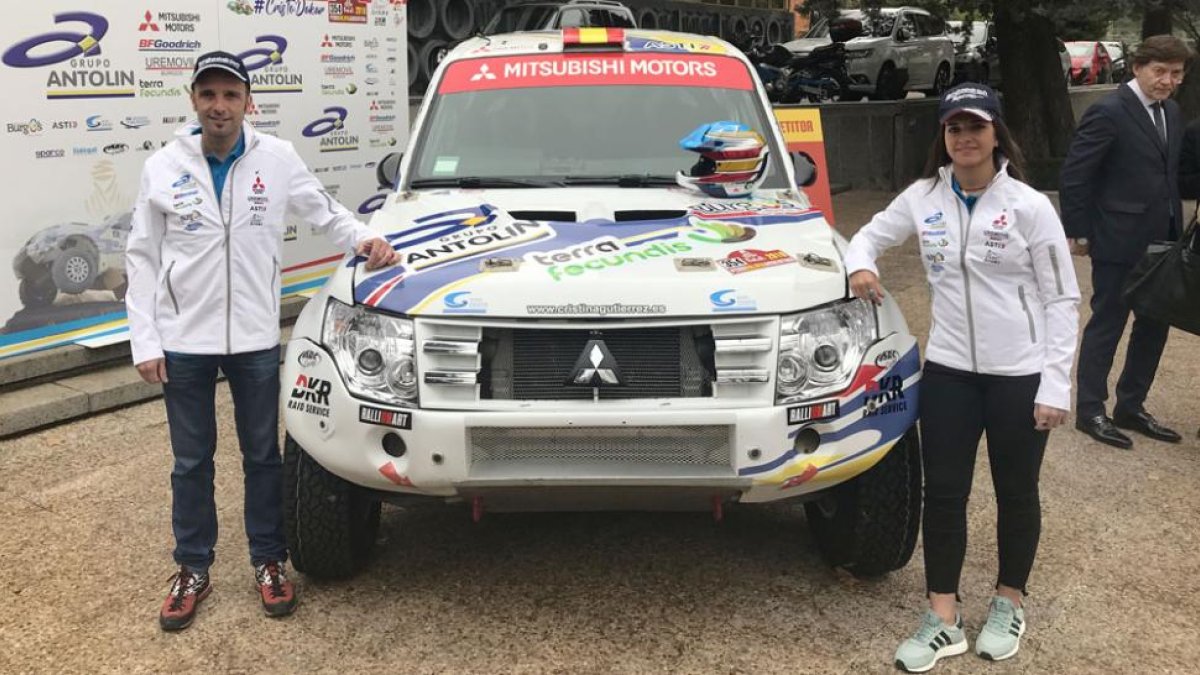Gutiérrez (derecha) posa con su copiloto, GabiMoiset, y con el Mitsubishi Montero que competirá en el Dakar.-ARC RACING