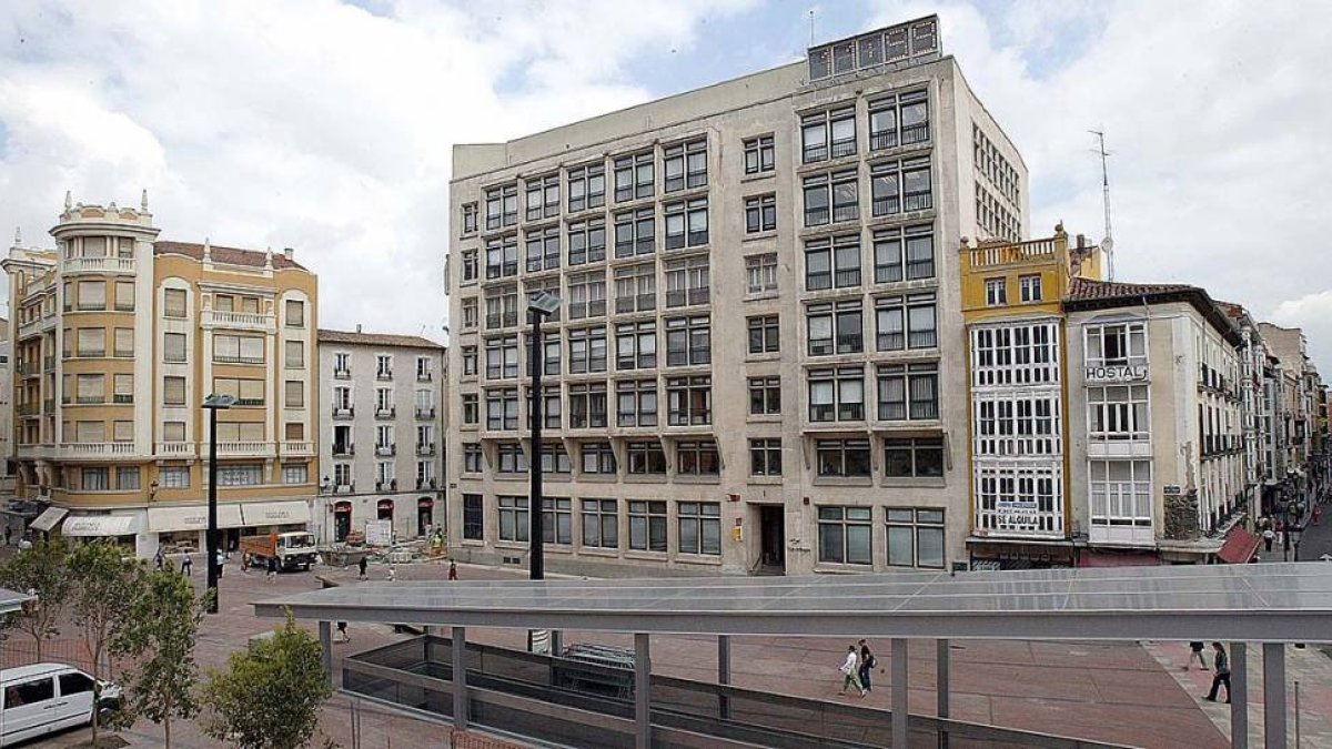 El edificio de la plaza de Santo Domingo de Guzmán compatibilizará uso comercial y residencial.-ISRAEL L. MURILLO