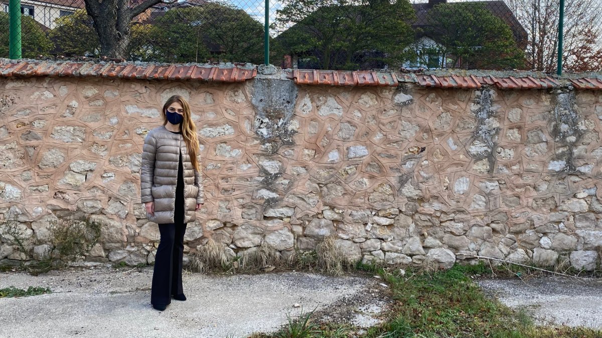 La concejal del PP Carolina Álvarez, junto al antiguo Hospital Militar. ECB
