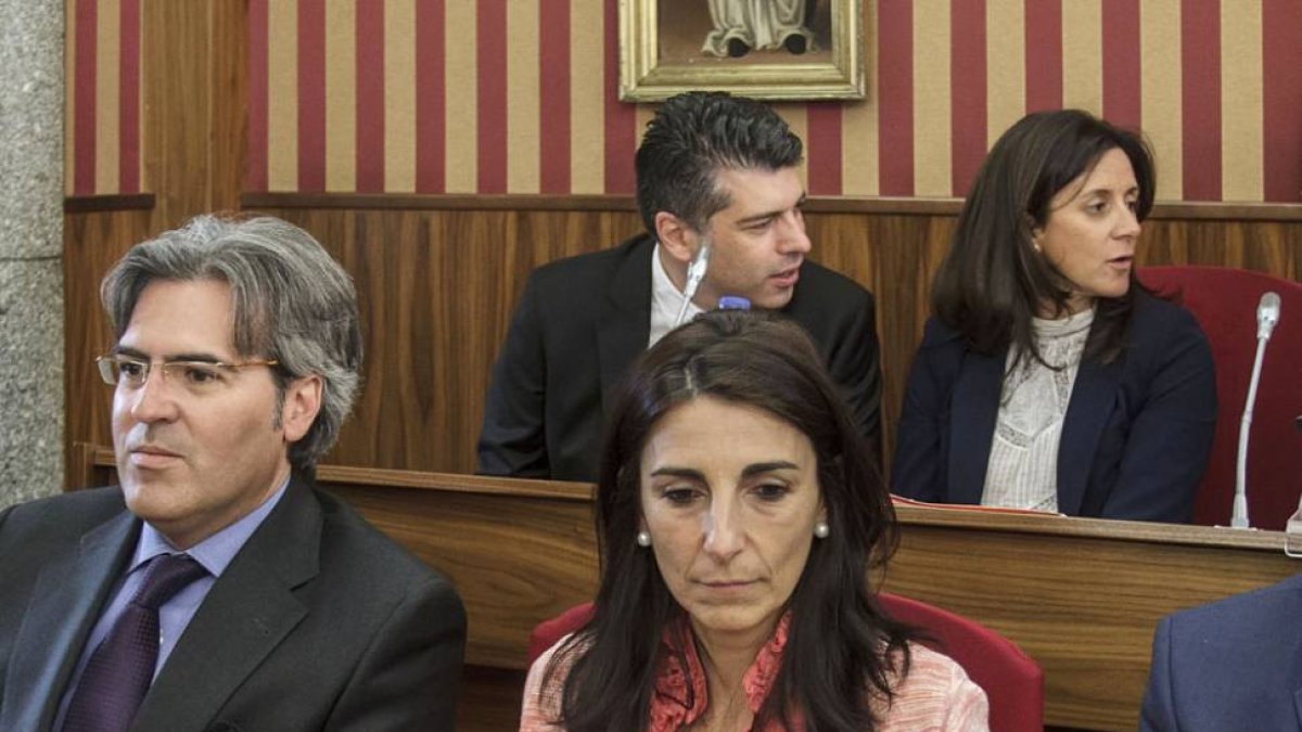 En la primera fila, a la derecha, Bañeres, y detrás, Álvarez de Eulate.-ISRAEL L. MURILLO