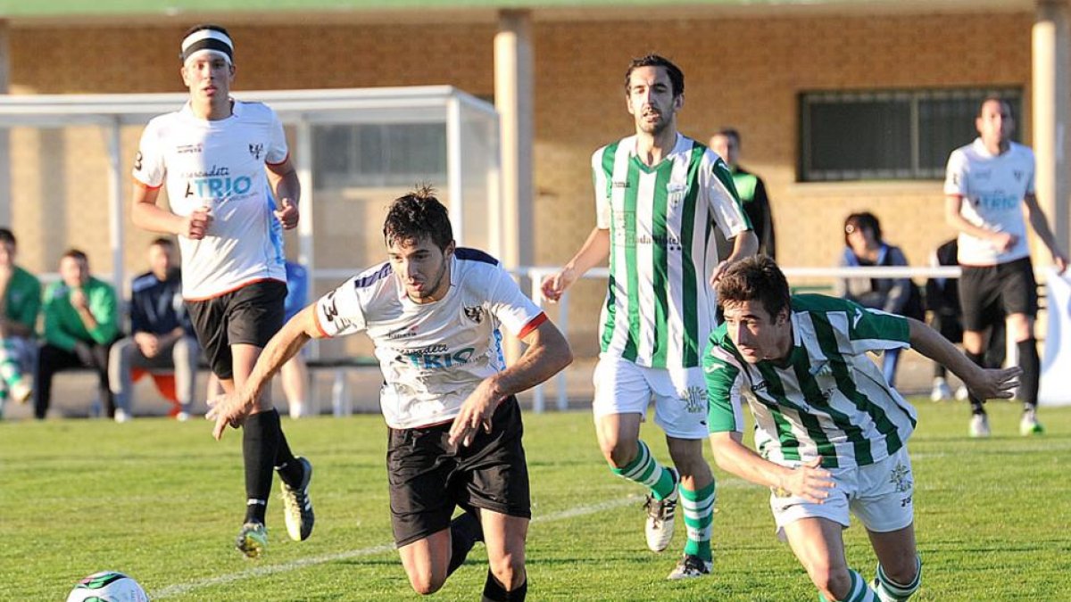 Cristian trata de superar en carrera a un defensor de la Ceberereña en el duelo de ayer en Pallafría-I. L. Murillo