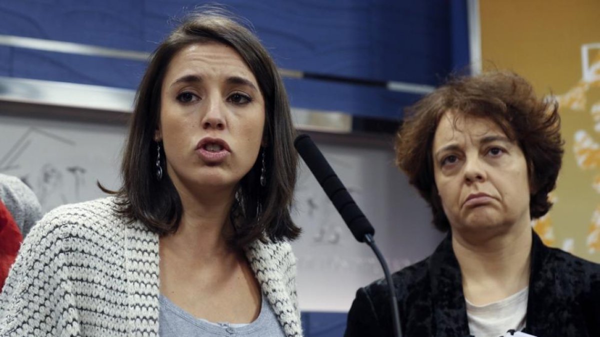 La portavoz de Podemos en el Congreso Irene Montero y la diputada de la formacion Gloria Elizo durante una rueda de prensa en el Congreso.-/ SERGIO BARRENECHEA (EFE)